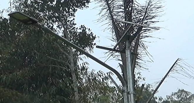 Panel surya lampu penerangan jalan hilang sebanyak 27 panel. Hal ini menyebabkan jalan menjadi gelap gulita.

