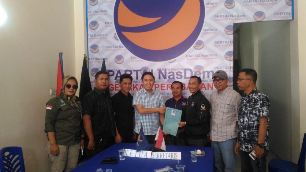 Calon Wali Kota Sungai Penuh, Fikar Azami, Kamis (17/10) siang ini mendatangi langsung kantor DPD Partai Nasdem Kota Sungai Penuh.