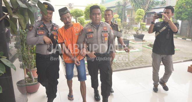 Muslim saat digiring petugas di PN Jambi
