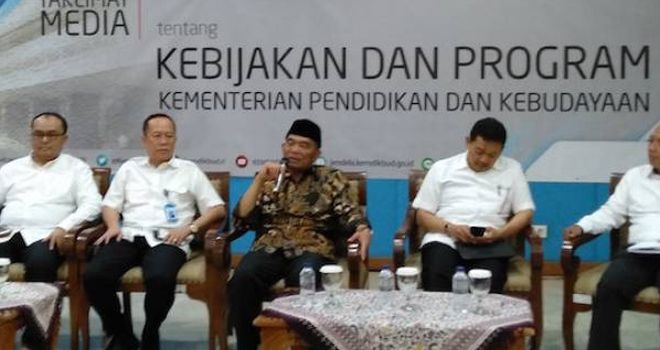 
Mendikbud Muhadjir Effendy (tengah). 