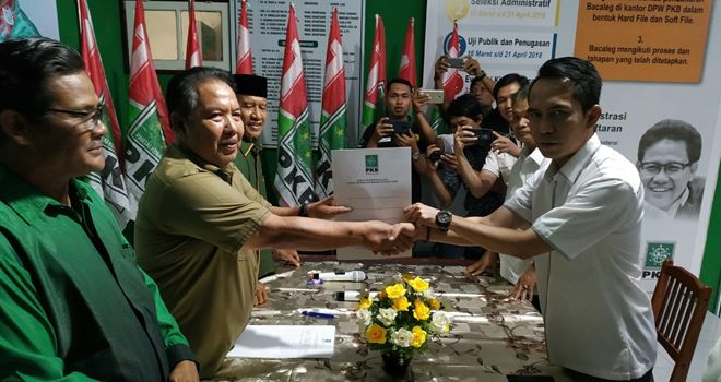 Al Haris di wakili tim pemenangannya yang di komandoi Hasan Mabruri. Rombongan di sambut Sekretaris DPW PKB Tajuddin Hasan beserta pengurus.