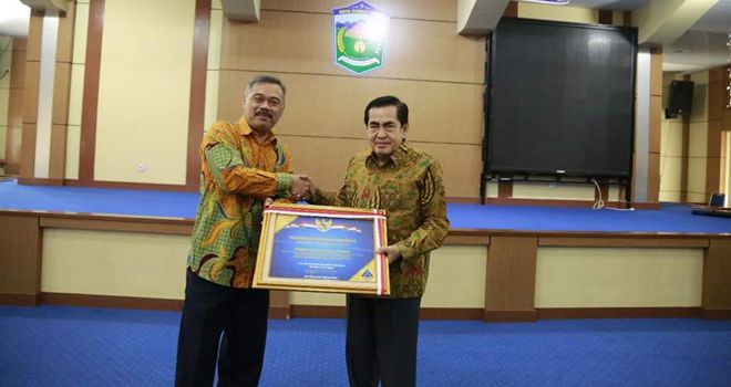 Piagam penghargaan diserahkan oleh Kepala Kantor Wilayah Direktorat Jenderal Perbendaharaan Provinsi Jambi, Supendi, kepada Wali Kota Sungaipenuh, H. Asafri Jaya Bakri (AJB), Kamis (17/10).