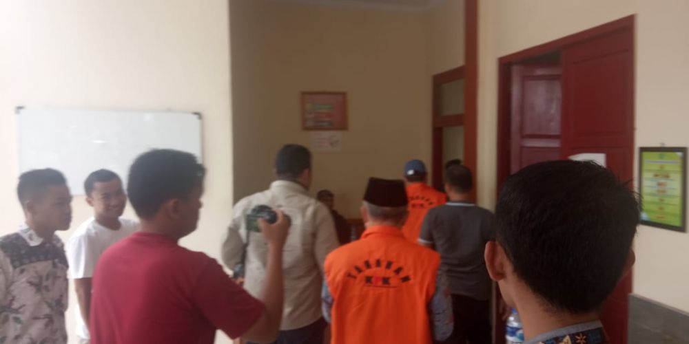 Sufardi Nurzain dan El Helwi saat sampai di Pengadilan Tipikor Jambi.