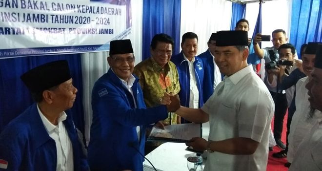 Mengenakan setelan putih hitam, orang nomor satu di Kota Jambi ini didampingi puluhan tim pemenangannya. Dirinya pun disambut langsung oleh Ketua DPD Demokrat Provinsi Jambi, Burhanuddin Mahir (Cik Bur).