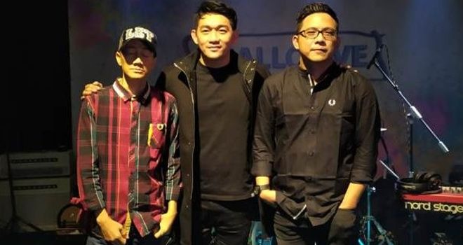 Ifan eks Seventeen (tengah) rilis single baru berjudul 'Masih Harus Di Sini' 