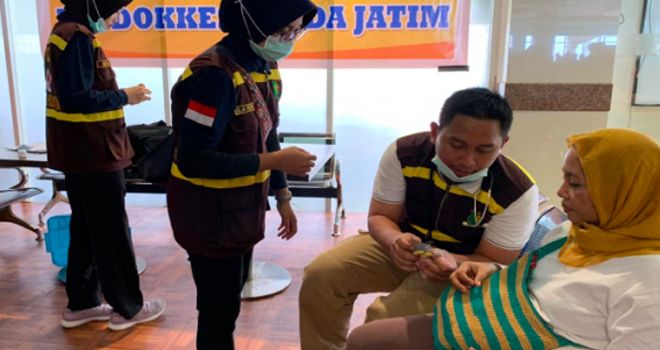 Korban yang terluka karena bacok saat kerusuhan di Wamena. 