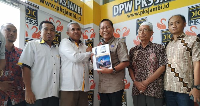 Jum'at (18/10), CE mengutus anaknya Zahrudi Eko Syailendra untuk menjajaki dukungan partai bulan sabit kembar.