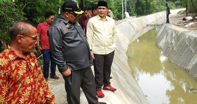 Tri Efendi Ketua DPRD dan Komisi III DPRD Kabupaten Merangin melakukan inspeksi mendadak (sidak) ke salah satu proyek irigasi.