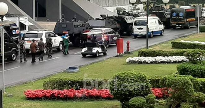 Sejumlah kendaraan taktis terlihat di Kompleks Parlemen, Jumat (18/10). 