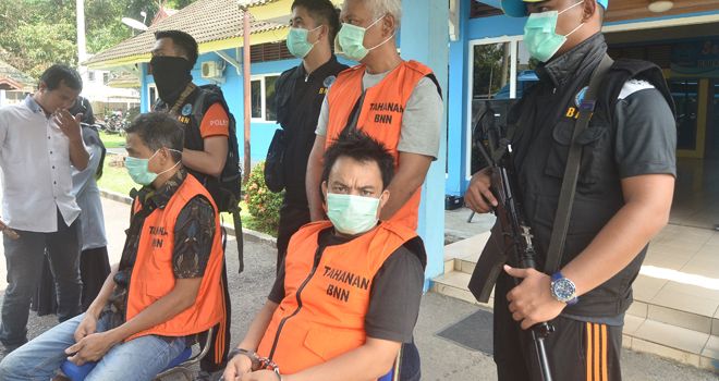 Tersangka bersama barang bukti yang berhasil diamankan. Berkas ketiga tersangka saat telah dilimpahkan ke Jaksa.