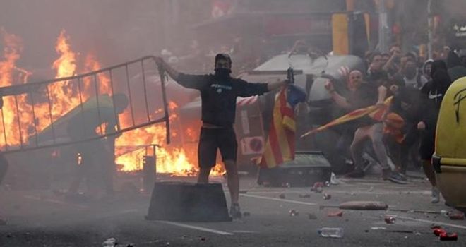 Pengunjuk rasa yang sebagian besar mengenakan penutup muka terlibat bentrok dengan polisi. 