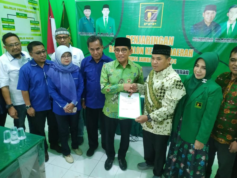 Mengenakan batik hijau, H. Bakri tampil percaya diri menyambangi sekretariat DPW PPP Provinsi Jambi di Aurduri, Lintas Timur, Kota Jambi, Sabtu (19/10). 