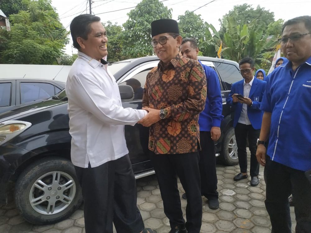 H. Bakri dan jajaran pengurus partai disambut langsung Ketua DPW PKS Jambi Rudi Wijaya dan Sekretaris Supriyanto.