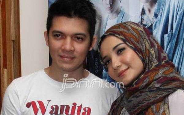 Aktris Zaskia Sungkarmencurahkan isi hati setelah sang suami, Irwansyah dilaporkan rekan bisnisnya terkait dugaan penggelapan dana.