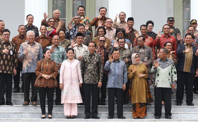 Presiden Joko Widodo didampingi Ibu Negara Iriana Joko Widodo bersama Wakil Presiden Jusuf Kalla dan Ibu Wakil Presiden Mufidah Jusuf Kalla berfoto bersama sejumlah menteri sebelum acara silaturahmi kabinet kerja di Istana Merdeka, Jakarta, Jumat (18/10/19). 