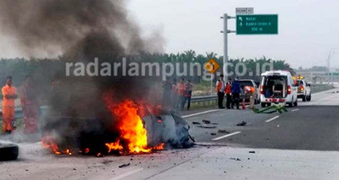 
Kecelakaan lalu lintas di Km 96 menjelang pintu gerbang tol Natar, Lampung Selatan, yang menyebabkan empat penumpang sedan tewas terbakar sekitar pukul 06.15 WIB, Sabtu (19/10). 
