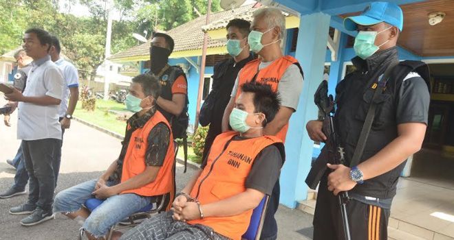 tiga tersangka pengedar sabu yakni Ruzimal (43), Budi Setiawan (32), Rudi Sipahutar (53) yang merupakan oknum aparat Kepolisian Daerah (Polda) Riau saat eksposes di Kantor BNNP Jambi.