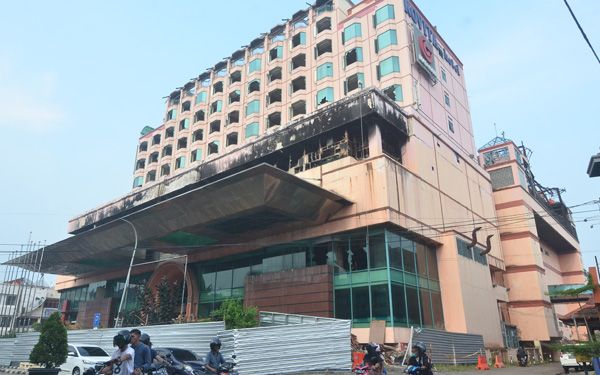 Gedung Novita sudah ditutup pagar seng, kemarin (20/18). Hal itu merupakan persiapan untuk perobohon.