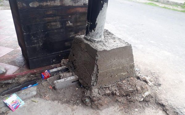 Pekerjaan pengecoran tiang listrik di Jalan Nelayan, Kelurahan Tungkal Empat Kota, Kecamatan Tungkal Ilir, diduga asal jadi.