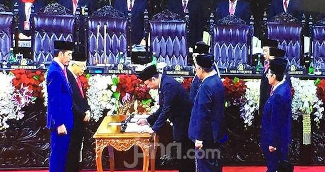 Ketua MPR Bambang Soesatyo menandatangani Berita Acara Pelantikan Presiden Jokowi dan Wakil Presiden Kiai Ma'ruf usai mengucapkan sumpah dan janji di hadapan Sidang Paripurna MPR, Minggu (20/10).