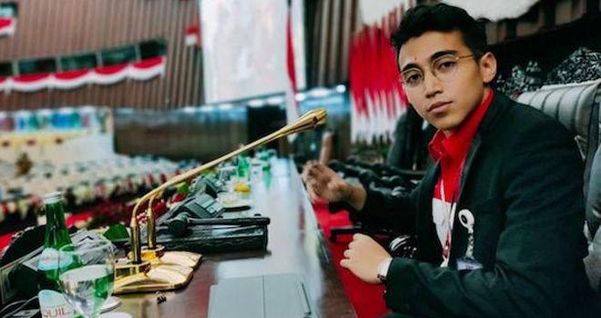 Vadi Akbar saat mengecek mikrofon emas yang dipakai Presiden Joko Widodo.