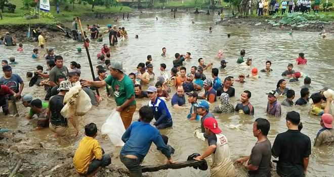 Bupati dan Masyarakat Tanjabtim Antuasias Ikuti Lomba Bekarang.
