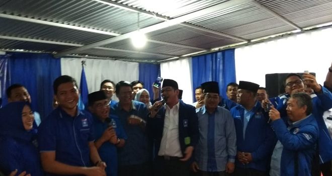 Pasha menyanyi yang disaksikan antusias oleh para undangan.