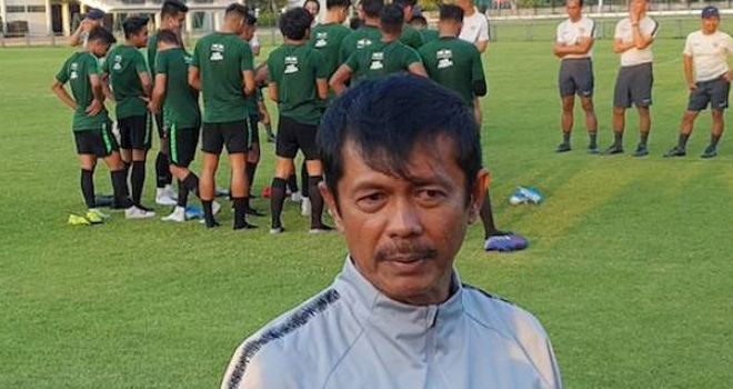 Pelatih Timnas Indonesia U-23 Indra Sjafri saat memimpin sesi latihan timnya. 