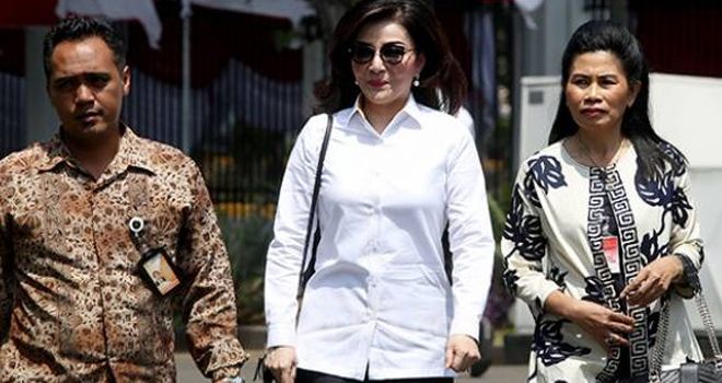 Bupati Minahasa Selatan, Christiany Eugenia Tetty Paruntu, gagal jadi calon menteri lantaran tak bertemu Presiden Jokowi di Istana Negara, Senin (21/10). 