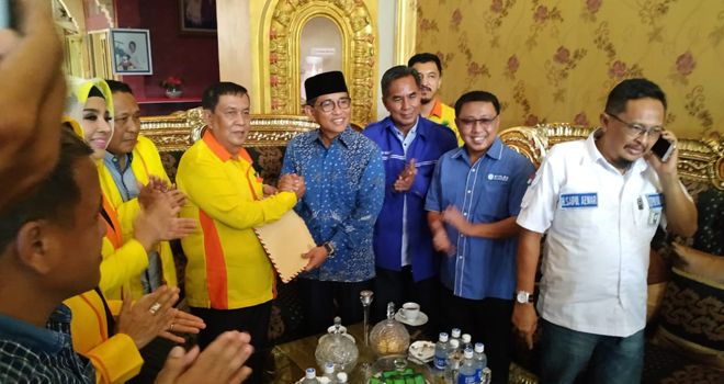 Kandidat calon Gubernur Jambi, H. Bakri mengembalikan formulir penjaringan partai Berkarya, Selasa (22/10).