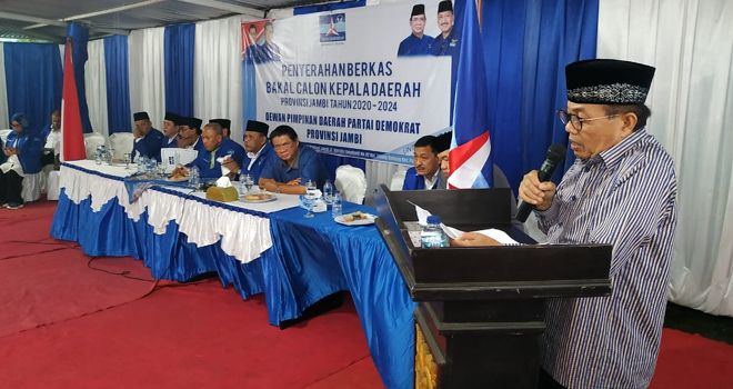 Fachrori Umar resmi melamar partai Demokrat jelang Pemilihan Gubernur (Pilgub) Jambi 2020. Selasa (22/10), Fachrori mengembalikan formulir penjaringan di dampingi tim pemenangan.