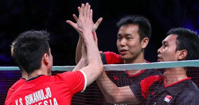 Dua ganda putra terbaik dunia milik Indonesia, bersalaman setelah final Denmark Open 2019.