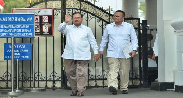 Prabowo Subianto keluar Istana Negara, Senin (21/10). 