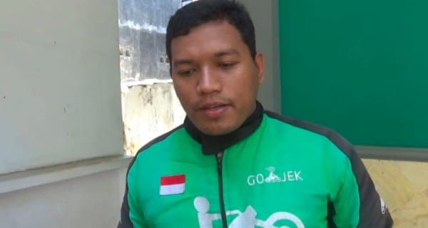 Driver Gojek Badrut Tamam lulusan S2 cumlaude.