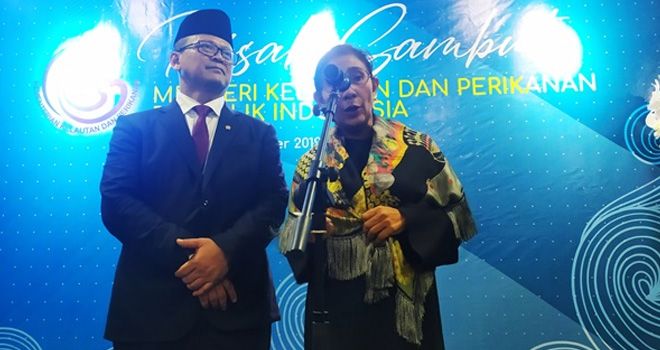 Serah terima jabatan Menteri Kelautan dan Perikanan dari Susi Pudjiastuti kepada Edhy Prabowo.