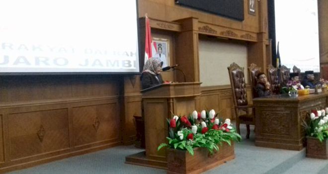 Fraksi Demokrat saat paripurna penyampaian pandangan umum Fraksi terhadap tiga Ranperda Pemkab Muarojambi, Jum'at (18/10) lalu. 