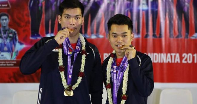 Leo Rolly Carnando/Daniel Marthin dengan medali kejuaraan dunia 2019. 
