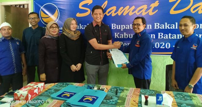 M.Haviz Fattah, SH mendatangi kantor DPD partai Nasdem Batanghari untuk menyerahkan berkas formulir pendaftaran sebagai calon Bupati Batanghari periode 2021 - 2024. Rabu (23/10).