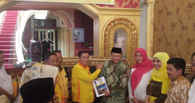 Tiba di Sekretariat Berkarya Provinsi Jambi ini, CE didampingi istri, anak dan juga tim. Kedatangan ini disambut oleh Ketua DPW Berkarya Provinsi Jambi, Ambiar Usman,Rabu (24/10),