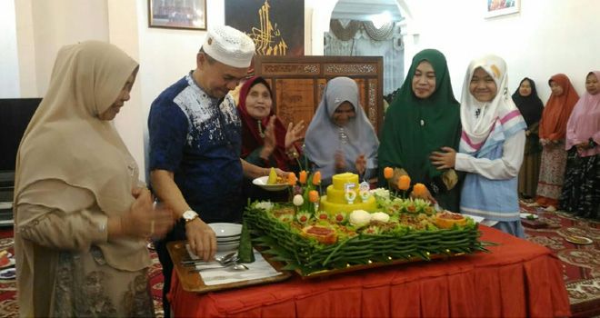 Bupati Kerinci, Adirozal, berusia ke-58 tahun. Orang nomor satu di Kabupaten Kerinci ini merayakan dan memperingatinya dengan cara yang sederhana.