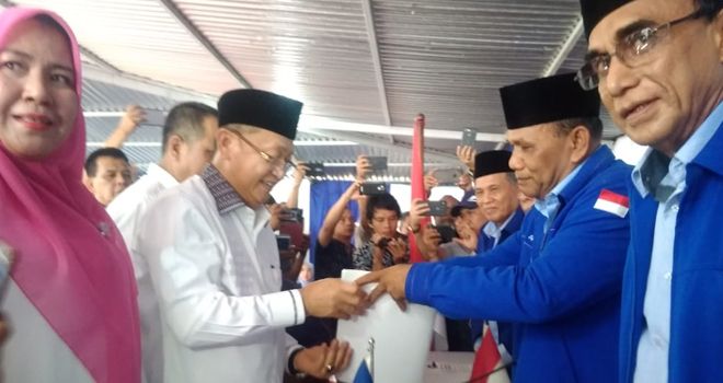 Bupati Sarolangun Cek Endra (CE) juga menyambangi partai Demokrat Jambi untuk mengembalikan formulir penjaringan.