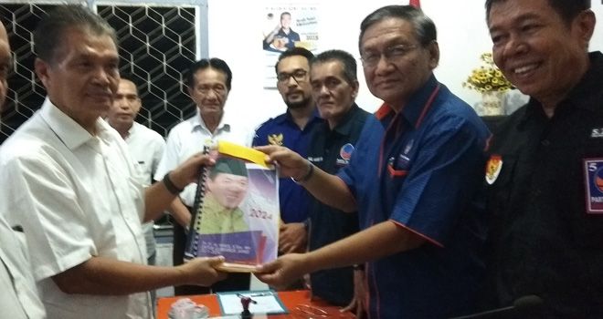 Bupati Merangin, Al Haris, diwakili oleh tim center pemenanganya seperti Hasan Mabruri dan Hefni Zen, disambut oleh tim penjaringan Partai NasDem dan Sekretaris DPW NasDem, Syafboni Syafar.