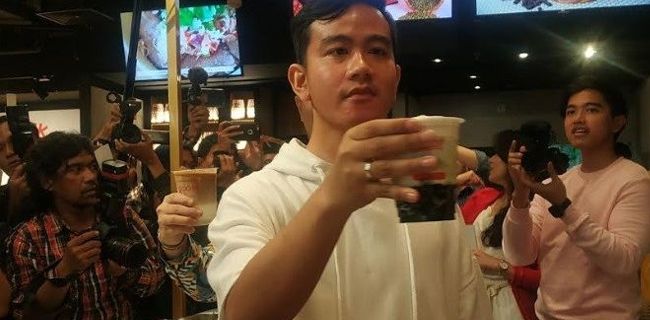 Gibran Rakabuming Raka umumkan pensiun dari dunia kuliner. Chilli Pari akan dilanjuktan oleh adiknya, Kaesang Pangarep.
