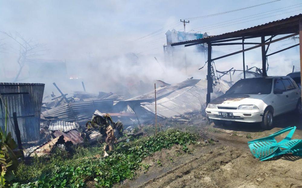 Kebakaran hebat yang terjadi Kota Sungai Penuh, yang membumi hanguskan rumah dan kios perabot milik Pijai Amdani (48) Koto Lolo.