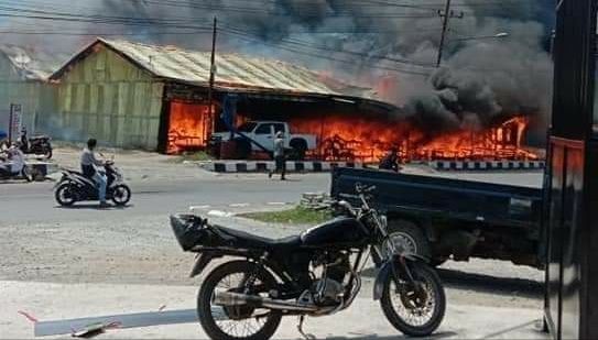 Kebakaran hebat yang terjadi Kota Sungai Penuh, yang membumi hanguskan rumah dan kios perabot milik Pijai Amdani (48) Koto Lolo.