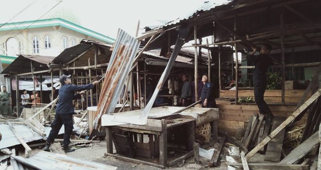 Petugas membongkar lapak di Pasar Simpang Pulai karena berada di Badan Jalan (24/10) kemarin.