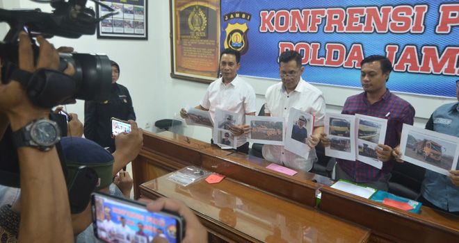 Ditkrimsus Polda Jambi melakukan ekspose hasil tangkapan kayu dengan tersangka utama direktur PT TNI berinisial AP

