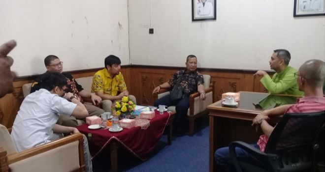 Rombongan Setwan DPRD OKI, disambut oleh Kabag Umum Setwan DPRD Muarojambi Edi Salam dan Kasubbag Humas Ahmad Imran.