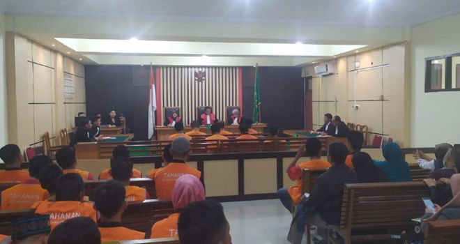 Terdakwa penyelundup Baby Lobster saat mengadiri sidang vonsi di Pengadilan Negeri Jambi. Hakim menjatuhkan hukuman berbeda kepada para terdakwa.

