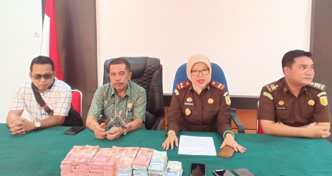Kejari Batanghari, Mia Bunalita menunjukkan hasil temuan penyimpangan Dana Desa tahun 2019 di Desa Mata Gual.

